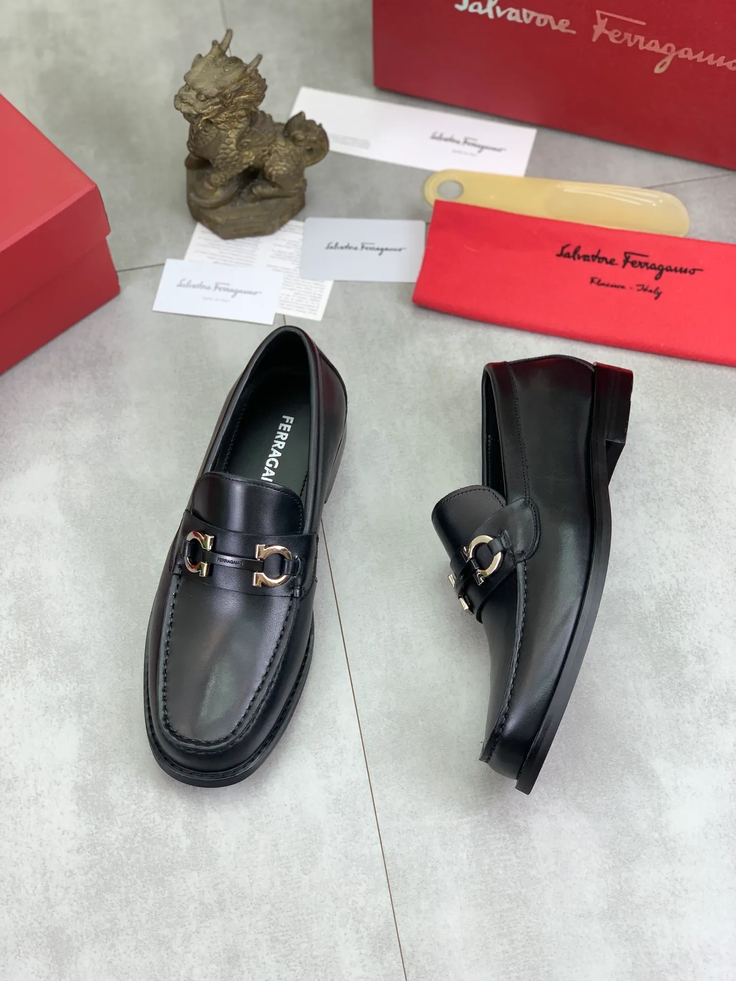 Men's Men's Shoes 💰P460💰[New Style] Water-dyed Niuli 🆘[Salvatore Ferragamo] Ferragamo's latest casual business leather shoes for men! Available at counters simultaneously! The fabric is made of specially imported original calfskin, the lining is made of imported water-dyed cowhide, and the original combination outsole is absolutely luxurious and leads the fashion trend. Matching code: 38-45; 3️⃣ colors available